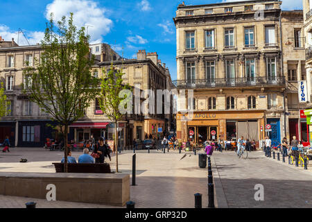 BORDEAUX, Frankreich - 4. April 2011: Franzosen gehen auf die Straßen der alten Stadt mit alten Häusern Stockfoto