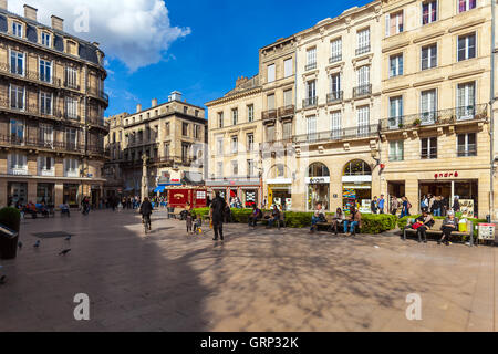 BORDEAUX, Frankreich - 4. April 2011: Franzosen gehen auf die Straßen der alten Stadt mit alten Häusern Stockfoto