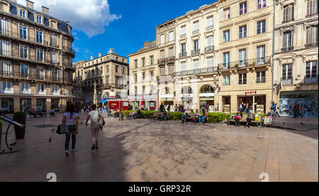 BORDEAUX, Frankreich - 4. April 2011: Franzosen gehen auf die Straßen der alten Stadt mit alten Häusern Stockfoto