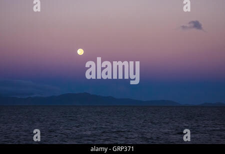 Vollmond am Himmel einer Fidschi-Insel. Stockfoto