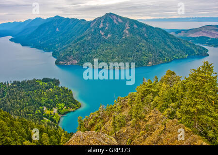 Eine wunderschöne Aussicht vom Gipfel eines Berges auf einem See und bewaldeten Hügeln in Olympic Nationalpark. Stockfoto