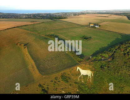 Luftaufnahme von einem weißen Kreide Pferd schneiden Sie in der Seite hoch und über Seaford, Sussex, in der South Downs National Park Stockfoto