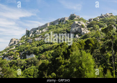 Die Burg der Mauren (Portugiesisch: Castelo Dos Mouros) ist eine mittelalterliche Höhenburg befindet sich in Sintra, Portugal. Stockfoto