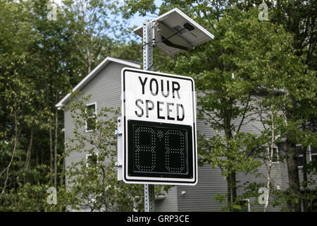 Eine solarbetriebene Geschwindigkeit Radar durch eine Vorstadt Straße. Stockfoto