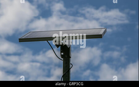 Eine kleine Solar-Panel auf eine Peilung von einer Straße Geschwindigkeit Radar. Stockfoto