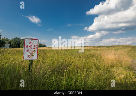 Ein "keine Fahrzeuge über diesen Punkt hinaus" Zeichen in einem Feld. Stockfoto