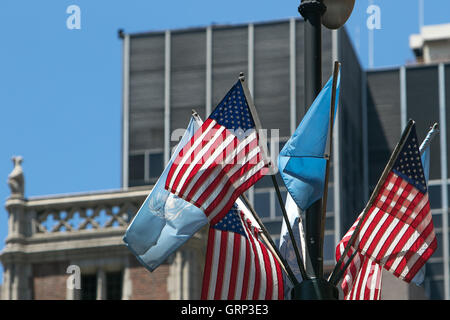 Kleine amerikanische und UN-Fahnen auf einen Laternenpfahl. Stockfoto