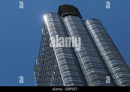 Oben auf einem neu errichteten Wohn-Hochhaus gegen blauen Himmel. Stockfoto