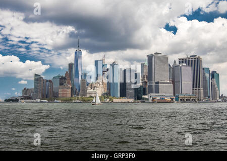 Ein Blick auf Downtown Manhattan von New York Harbor. Stockfoto