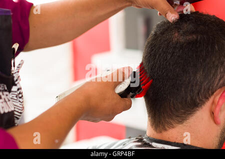 Nach dem Scheren Mann fragte die Maschine für Haare schneiden, Nahaufnahme von kurzen Haaren Stockfoto