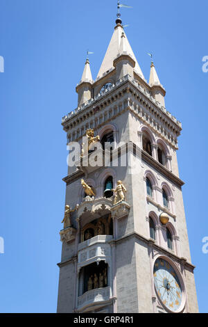 Glockenturm der Kathedrale von Messina in Messina, Sizilien Stockfoto
