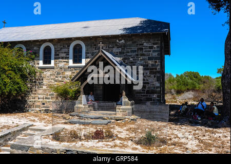 Robben Island in der Tafelbucht aus der Küste von Cape Town, Südafrika, am bekanntesten für seine Apartheid-Gefängnis. Stockfoto