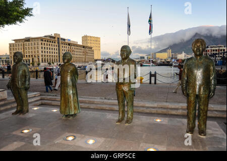 Die Victoria & Alfred Waterfront am Hafen von Cape Town, Südafrika. Die vier Südafrikaner, die den Friedensnobelpreis erhalten hat. Vom linken Albert Lutuli, Desmond Tutu, f.w. de Klerk und Nelson Mandela. Stockfoto