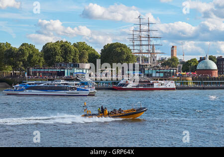 Boote am Greenwich Pier mit Cutty Sark-Klipper Schiff im Hintergrund, London England Vereinigtes Königreich UK Stockfoto