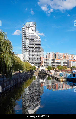 Pappel Dock Marina mit Charrington Tower und Streamlight Tower Luxus-Wohnungen in Canary Wharf, London England Vereinigtes Königreich UK Stockfoto