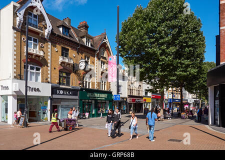 Shopping in der Fußgängerzone von North End in Croydon, London England Vereinigtes Königreich UK Stockfoto