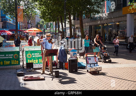 Busker unterhält Einkäufer an der Fußgängerzone North End in Croydon, London England Vereinigtes Königreich Großbritannien Stockfoto