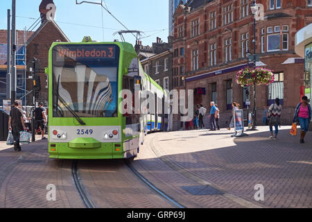 Straßenbahn in Croydon auf Church Street, London England Vereinigtes Königreich UK Stockfoto