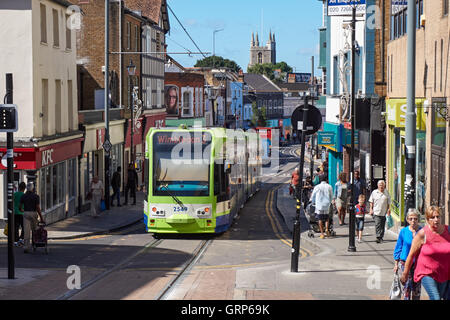 Straßenbahn in Croydon auf Church Street, London England Vereinigtes Königreich UK Stockfoto