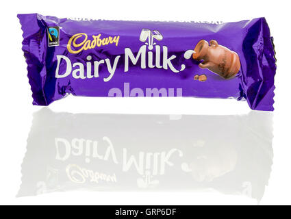 Winneconne, Wisconsin - 23. Juli 2016: Cadbury dairy Milk Schokoriegel auf einem isolierten Hintergrund. Stockfoto