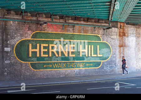 Herne Hill Zeichen unter Eisenbahnbrücke, Herne Hill, London England Vereinigtes Königreich UK Stockfoto