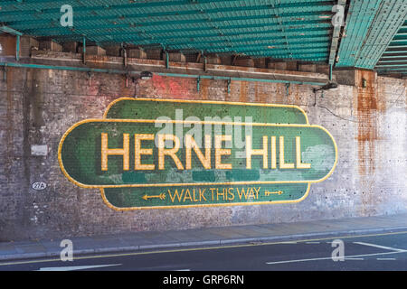 Herne Hill Zeichen unter Eisenbahnbrücke, Herne Hill, London England Vereinigtes Königreich UK Stockfoto