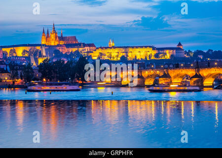 Blick auf die Moldau, Karlsbrücke und die Burg über. Prag-Tschechien-Europa Stockfoto