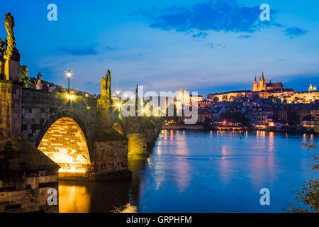 Blick auf die Moldau, Karlsbrücke und die Burg über. Prag-Tschechien-Europa Stockfoto