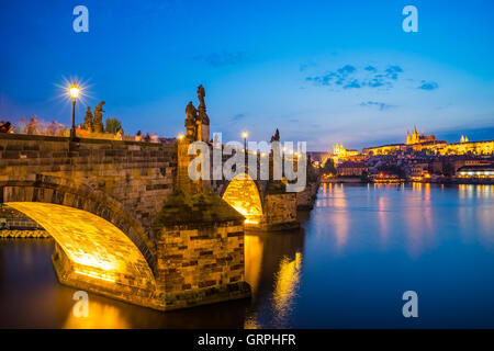 Blick auf die Moldau, Karlsbrücke und die Burg über. Prag-Tschechien-Europa Stockfoto