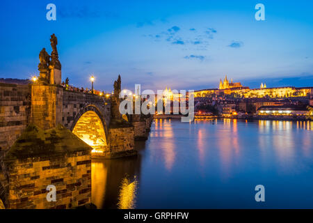 Blick auf die Moldau, Karlsbrücke und die Burg über. Prag-Tschechien-Europa Stockfoto