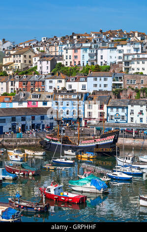 Boote im Hafen von Brixham, Devon, England, UK Stockfoto