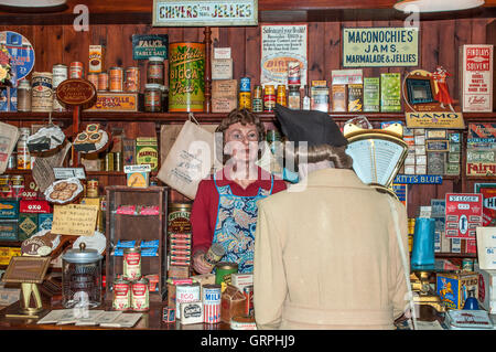 Eine 1940 Nachbildung der Tante-Emma-Laden in einem Museum in Cornwall, Großbritannien Stockfoto