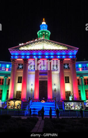 Stadt & County Building dekoriert mit Weihnachtsbeleuchtung, Denver, Colorado USA Stockfoto