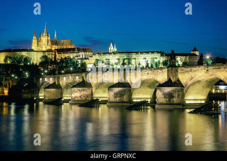 Prager Burg Nachtfluss und Karlsbrücke über die Silhouette der Moldau Prag bei Nacht Panorama Sonnenuntergang Stockfoto