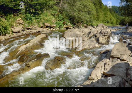 Blaue Whirlpools reservieren am Wetlina River im Bieszczady-Nationalpark, Polen Stockfoto