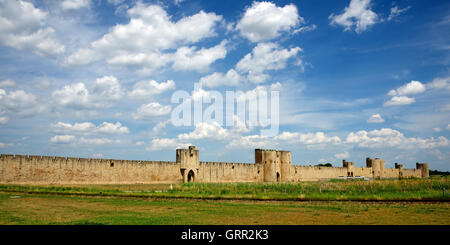 Panoramablick auf Stadtmauern antiken Aigues-Mortes Languedoc-Roussillon Frankreich Stockfoto