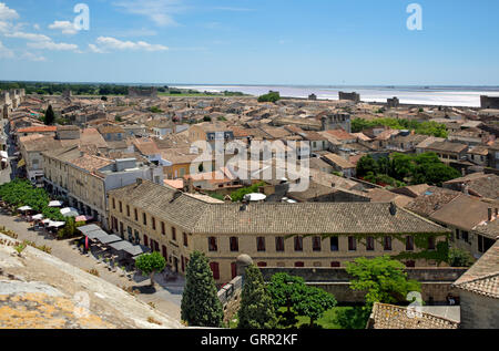 Panoramablick auf Dächer und Häuser Aigues-Mortes Languedoc-Roussillon Frankreich Stockfoto