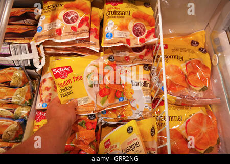 Schär glutenfreie Lebensmittel in de Tiefkühltruhe eines Supermarktes Stockfoto