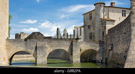 Stone Bridge und Wassergraben Aigues-Mortes Languedoc-Roussillon Frankreich Stockfoto