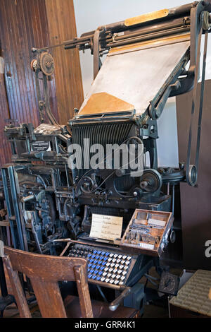 Hastings, Michigan - ein Linotype-Setzmaschine in Druckerei Thornapple Press im historischen Charlton Park Village. Stockfoto