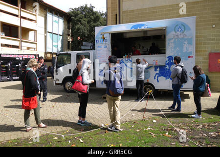 Studenten kaufen Mittagessen Döner Imbisswagen auf dem Campus der University of Western Australia, Perth. Weder Herr PR Stockfoto