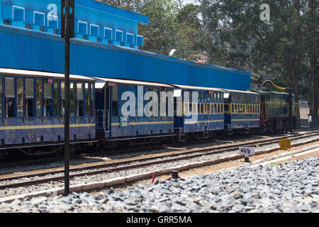 OOTY, TAMIL NADU, Indien, 22. März 2015: Nilgiri-Bergbahn. Blaue Zug. UNESCO-Weltkulturerbe. Schmalspur- Stockfoto