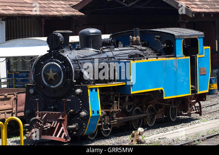 OOTY, TAMIL NADU, Indien, 22. März 2015: Nilgiri-Bergbahn. Blaue Zug. UNESCO-Weltkulturerbe. Schmalspur. Dampflokomotive im depot Stockfoto