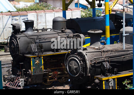 OOTY, TAMIL NADU, Indien, 22. März 2015: Nilgiri-Bergbahn. Blaue Zug. UNESCO-Weltkulturerbe. Schmalspur. Dampflokomotive im depot Stockfoto