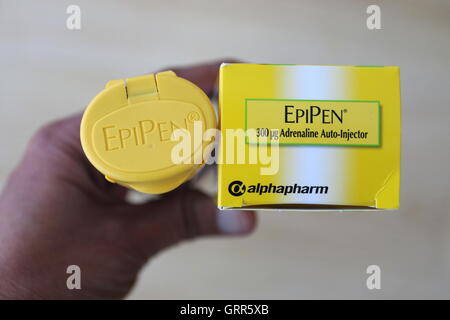 Schließen Sie herauf Bild der Erwachsenen EpiPen - Adrenalin-Injektion für Anaphylaxie Stockfoto