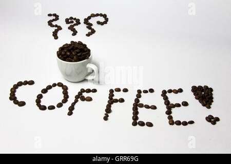 Kaffeetasse mit Dampf und Wort Kaffee aus Kaffeebohnen. Kreativ, original. Stockfoto