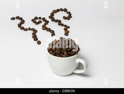 Kaffee-Tasse mit Kaffeebohnen gefüllt und Dampf, hergestellt aus Kaffeebohnen aus es. Kreativ, original. Stockfoto