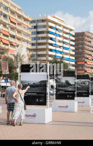 Ausstellung alter Fotografien auf der Promenade. Fuengirola, Malaga, Spanien Stockfoto