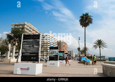 Ausstellung alter Fotografien auf der Promenade. Fuengirola, Malaga, Spanien Stockfoto