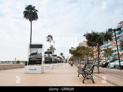 Ausstellung alter Fotografien auf der Promenade. Fuengirola, Malaga, Spanien Stockfoto